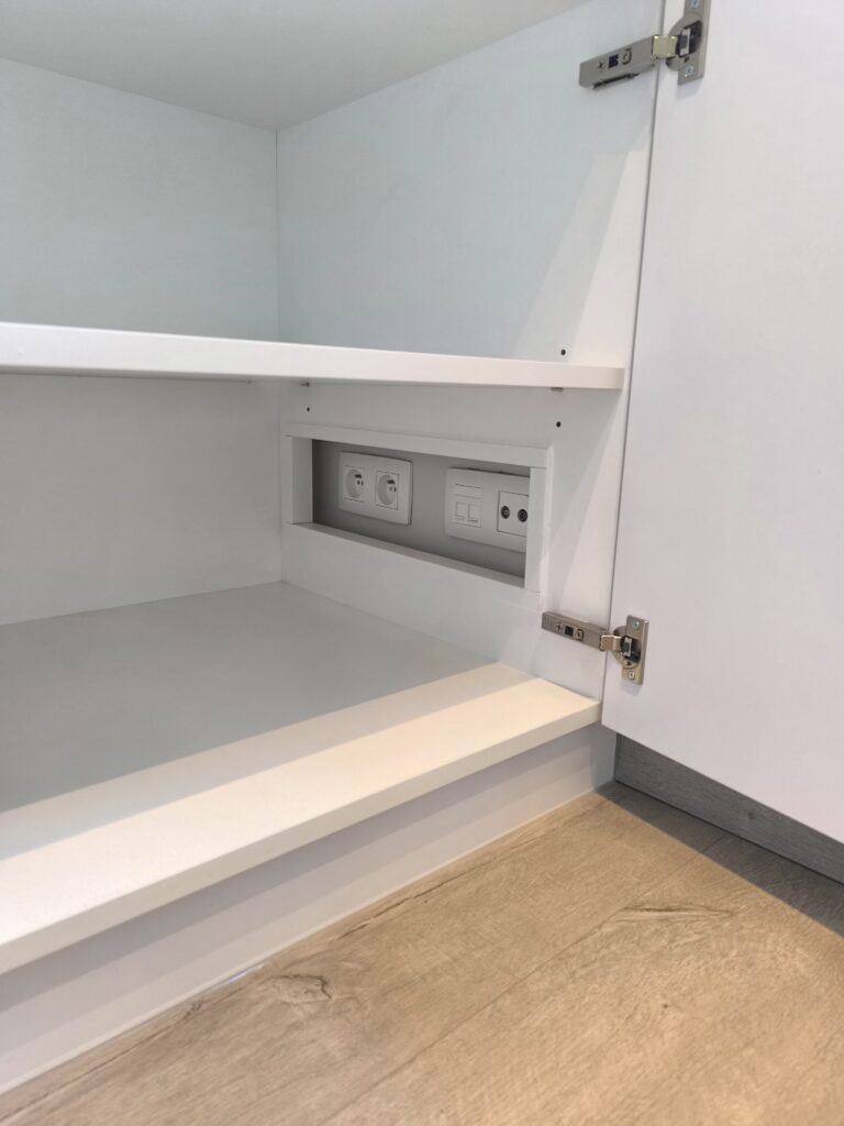 Slaapkamerkast met geïntegreerd tv meubel waar elektrische aansluitingen uitgewerkt werden in de kast. 