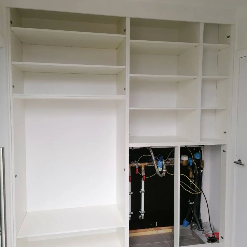 Steeds aangenaam binnenkomen in een nette afgewerkte hal , voldoende plaatst voor jassen en schoenen op te bergen. Tevens werden hier ook de nutsvoorzieningen weggestopt maar toch steeds makkelijk bereikbaar.